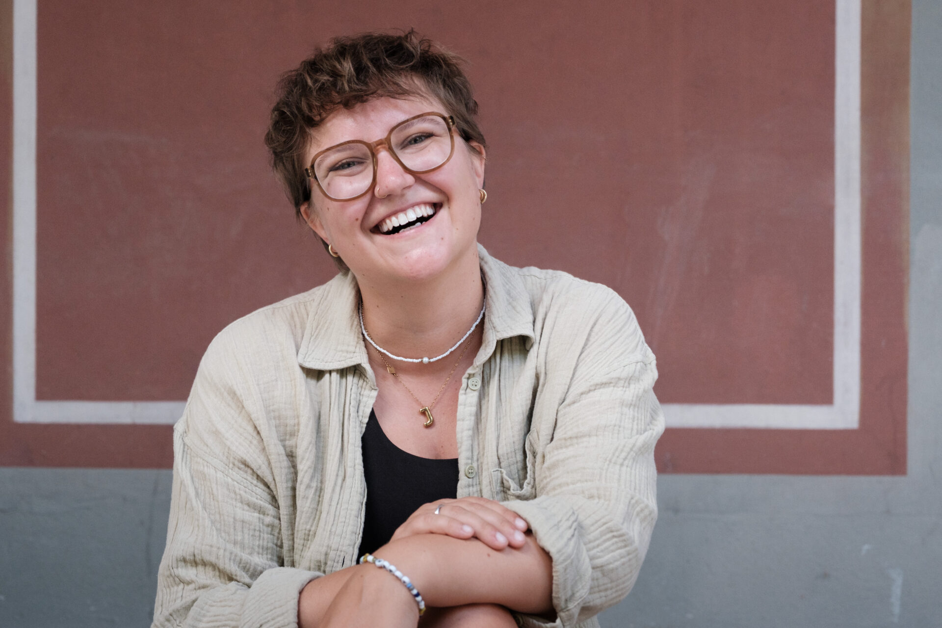 Kind macht Kinderyoga auf einer Yogamatte
